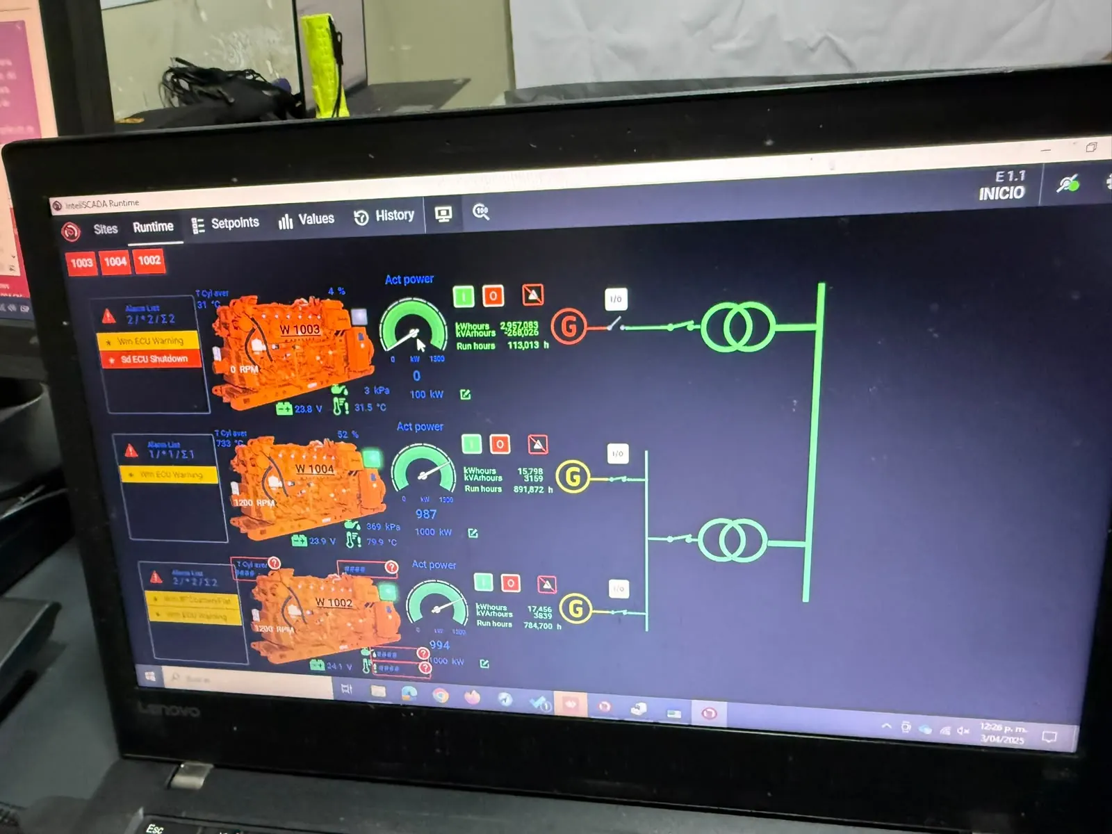 Pantalla SCADA mostrando tres grupos electrógenos con potencia activa, alarmas y diagrama unifilar