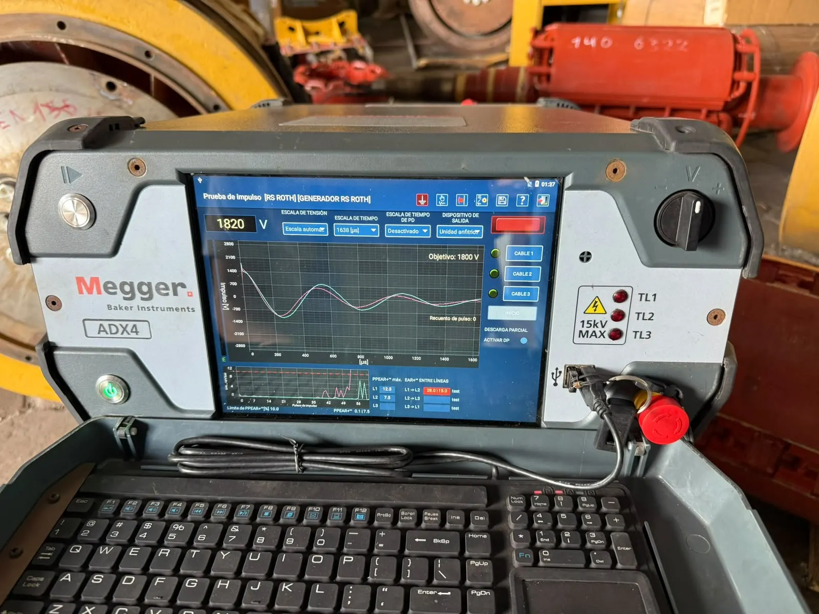 Equipo de pruebas eléctricas mostrando curvas de prueba de impulso sobre un generador en taller