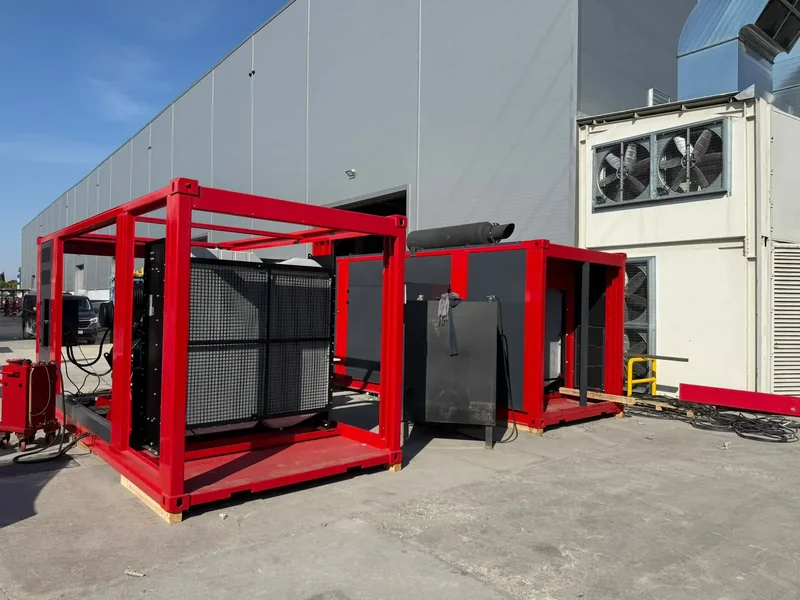 Módulos contenerizados rojos con radiadores industriales para grupos electrógenos