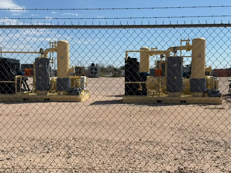 Dos skids de acondicionamiento de gas con recipientes a presión en patio de equipos